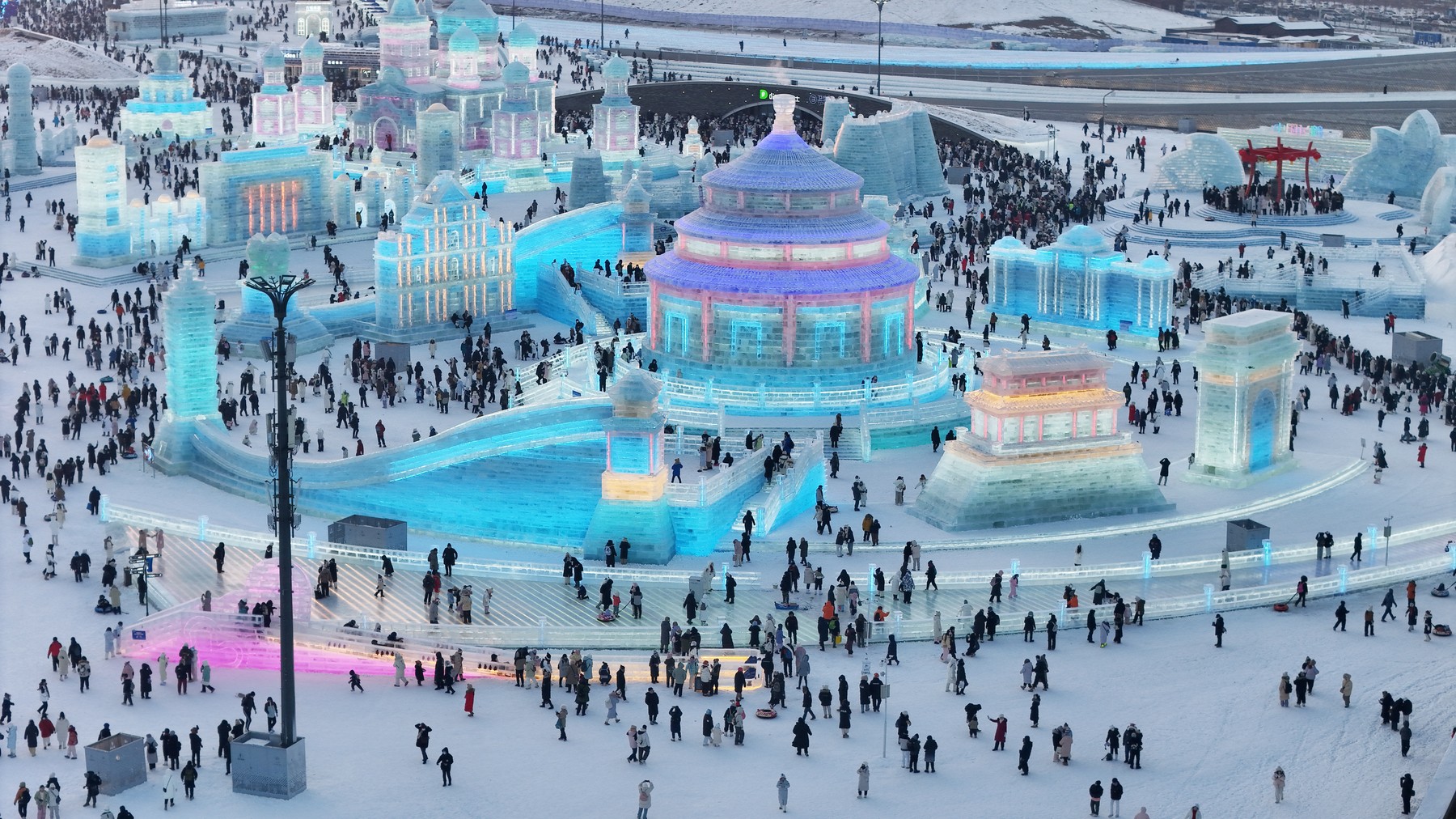 „Orașul de gheață” din China. Imagini uimitoare cu sculpturile de la Festivalul Gheții și Zăpezii din Harbin