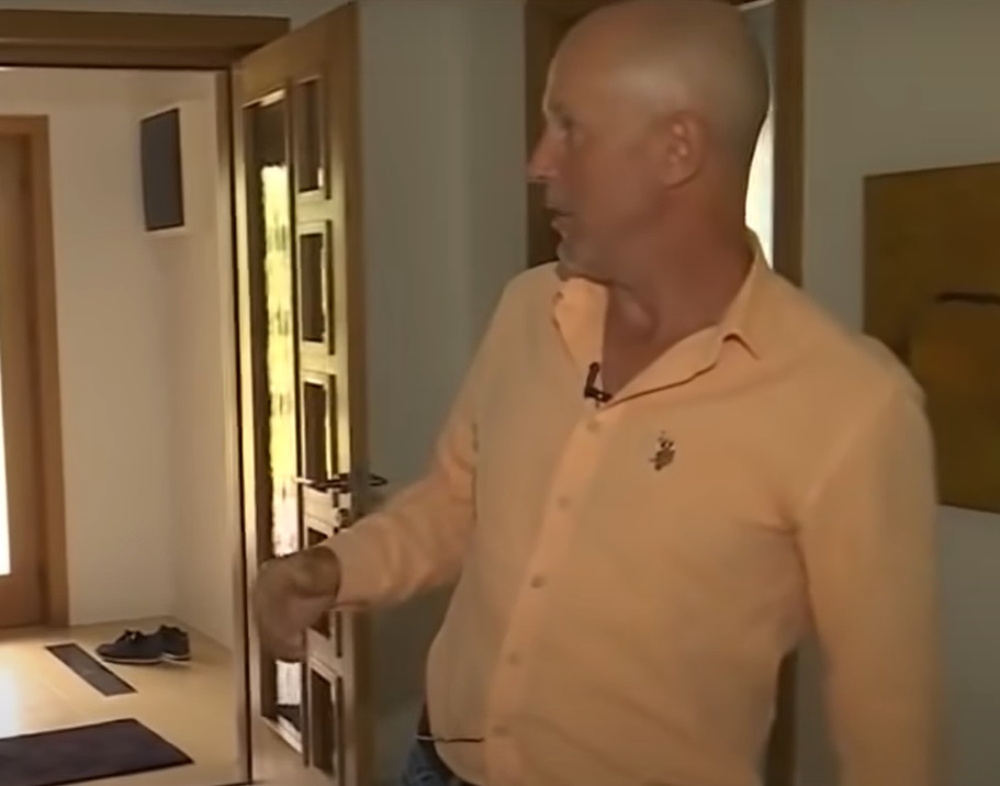 Imagini cu casa în care locuiește Mugur Mihăescu cu soția. Estimată la 800.000 de euro, vila are gazon pe acoperiș
