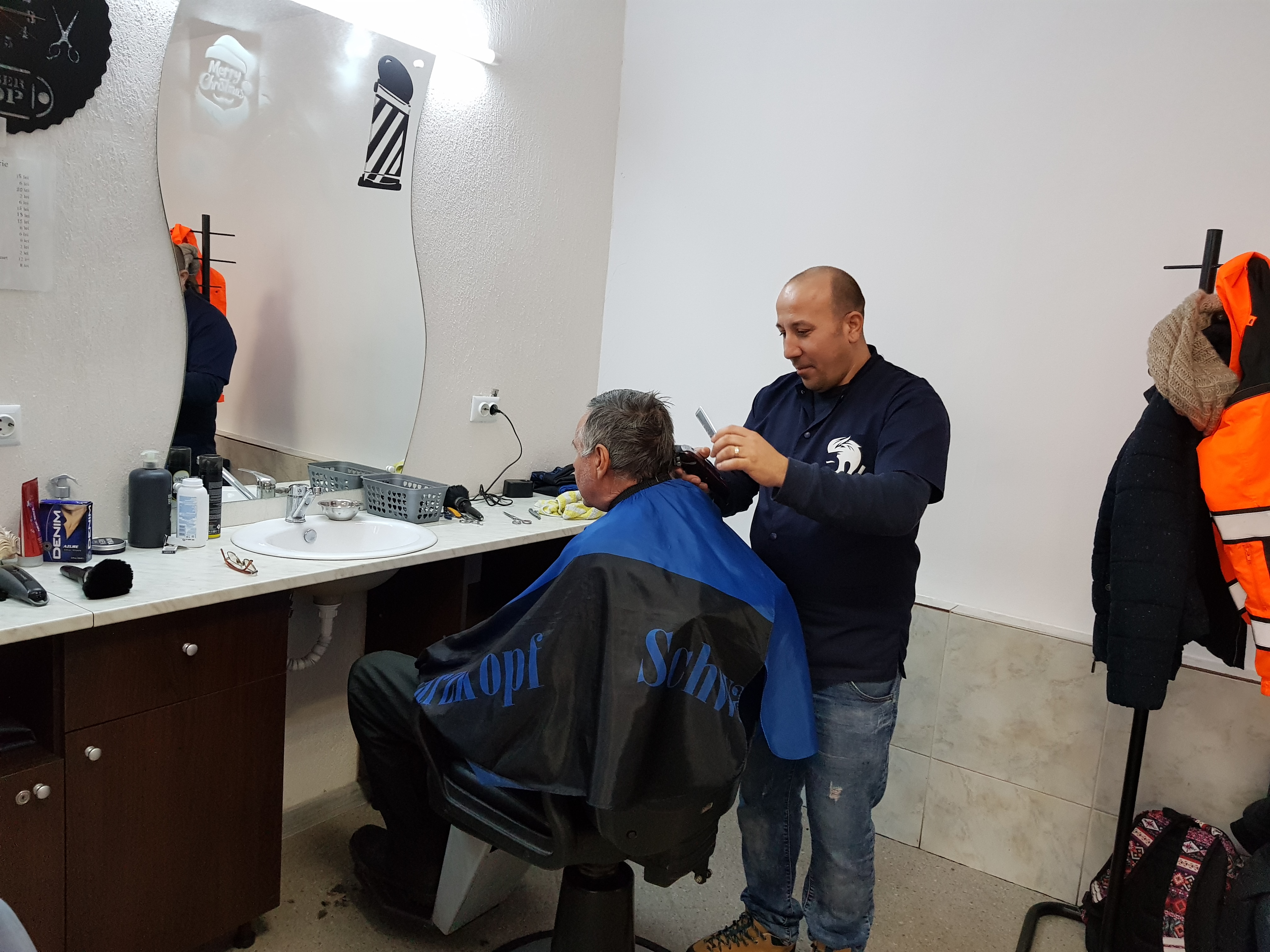 Ura și la frizerie! Am aflat poveștile salonului de la linia 1