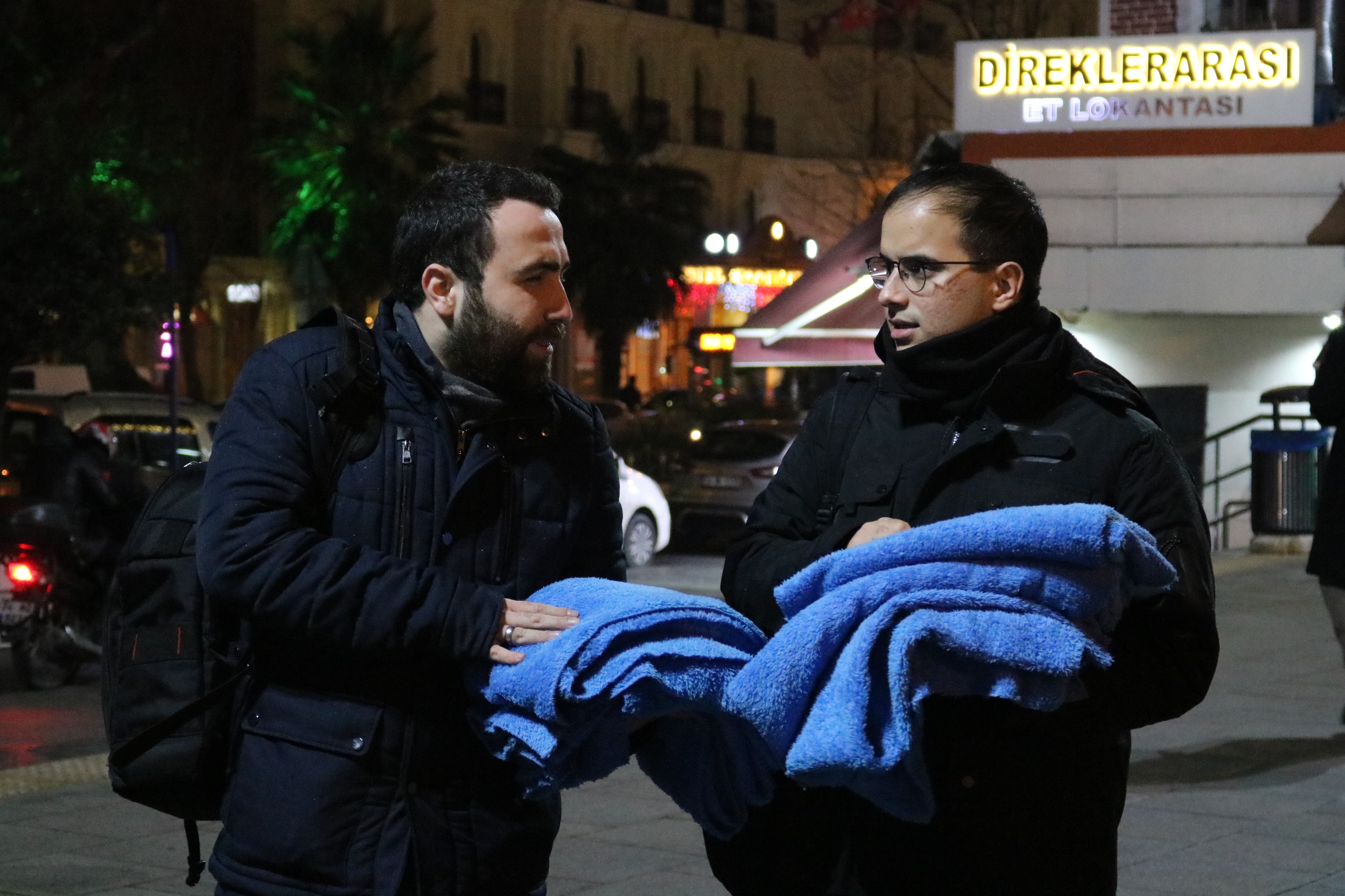 FOTO | Un medic stomatolog învelește cu pături animalele de pe stradă pentru ca ele nu moară de frig