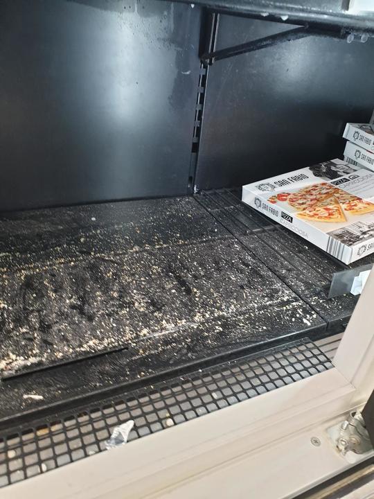 Produse expirate, fructe cu mucegai și vitrine ruginite. Trei magazine Mega Image și Penny, amendate de ANPC