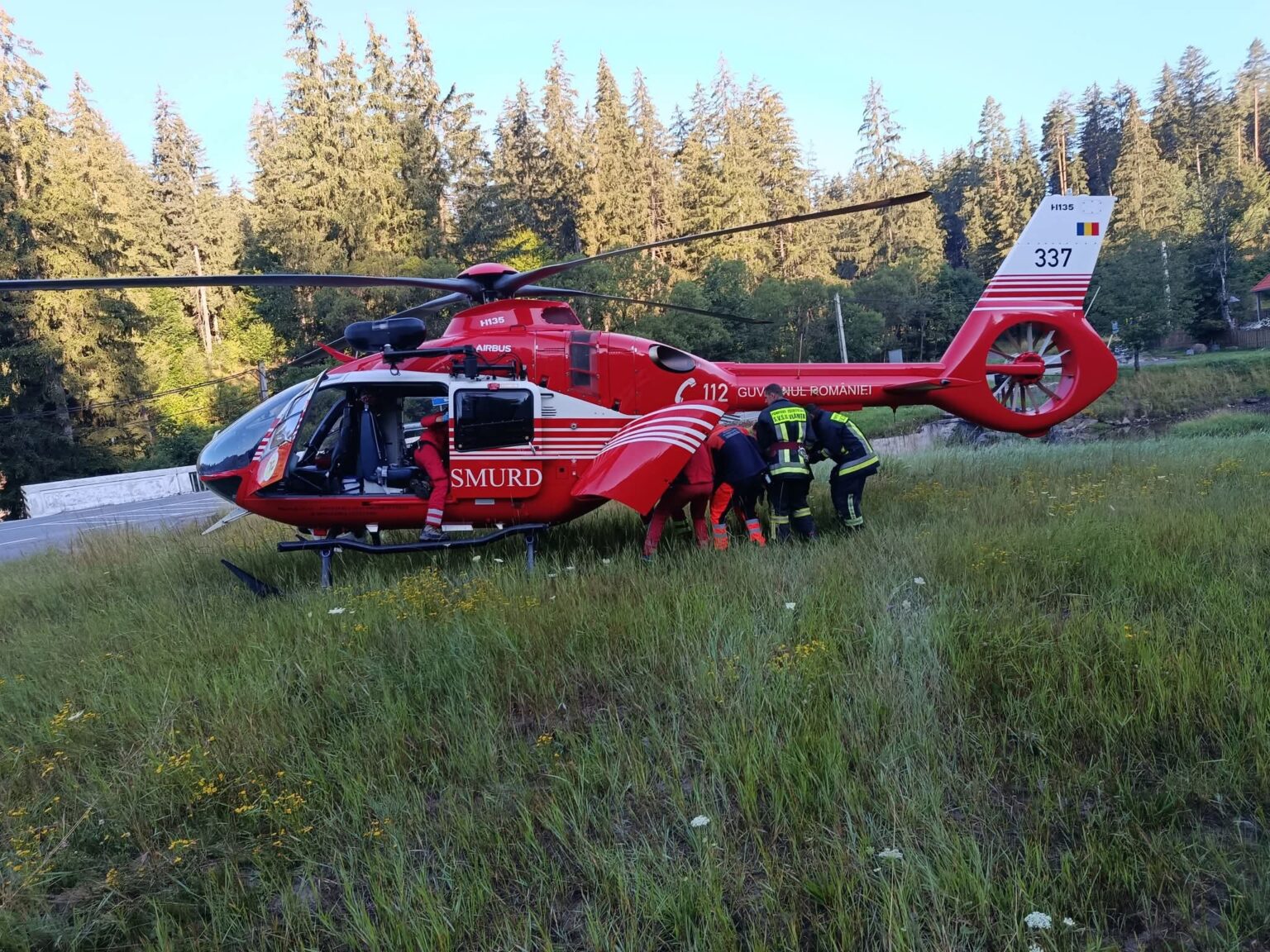 Un camion încărcat cu lemne și o autoutilitară s-au ciocnit pe DN 13A, în Băile Homorod: un bărbat a murit. A fost solicitat un elicopter SMURD