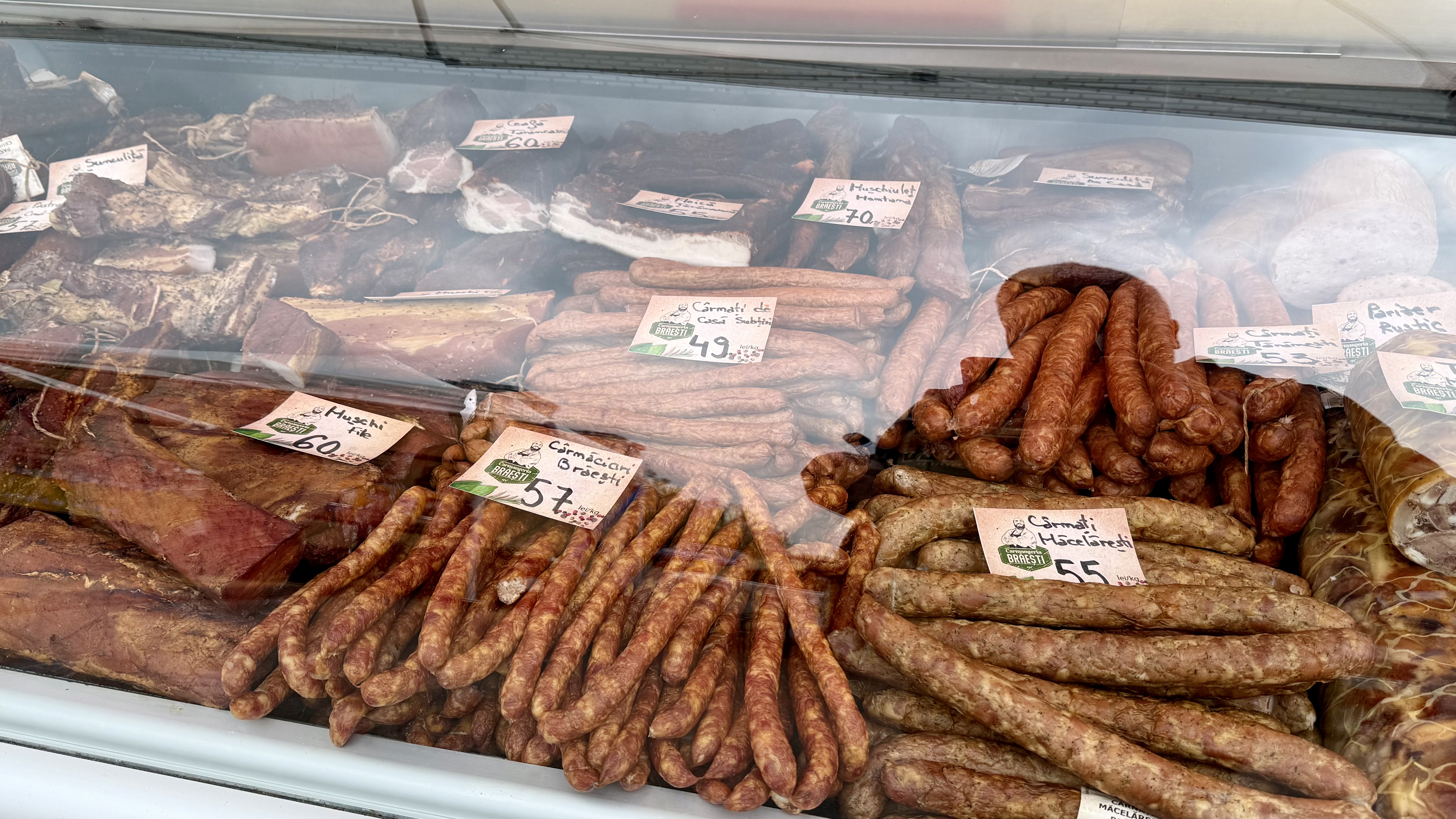 „Sigur și Gustos”, dar te ține buzunarul? Am fost la târgul de la Casa Presei unde pastrama costă 220 de lei/kg