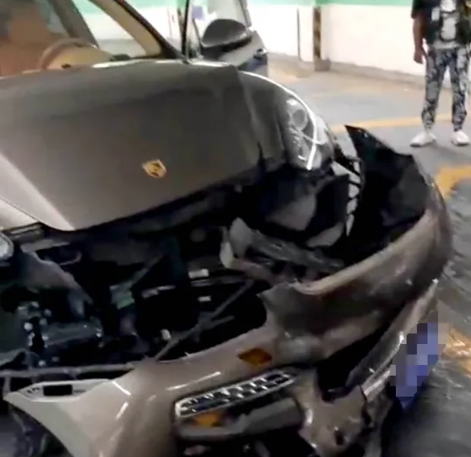 O șoferiță din China și-a făcut praf mașina, după ce a coborât și a lăsat-o în pantă, fără să tragă frâna de mână. Automobilul în derivă a lovit un SUV