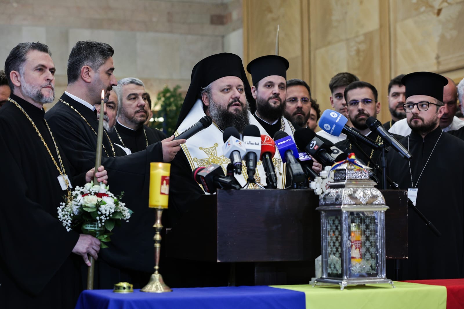 „Hristos a Înviat!” a răsunat sâmbătă la miezul nopții în întreaga Românie. „Un dar al iubirii lui Dumnezeu pentru noi toți”