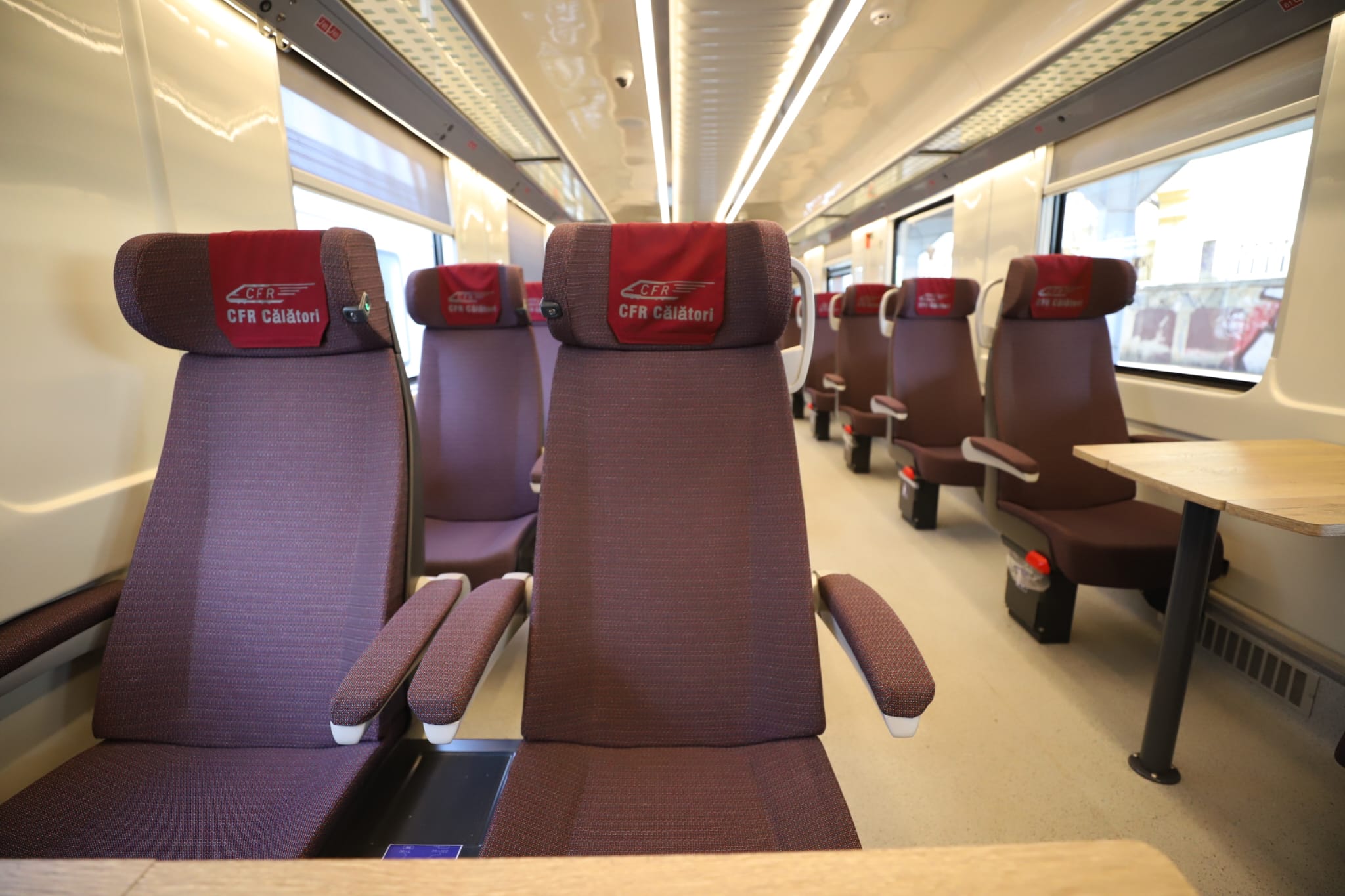 Viteză, confort și lift pentru persoane cu dizabilități. Primul tren modernizat complet circulă de astăzi pe ruta București-Constanța