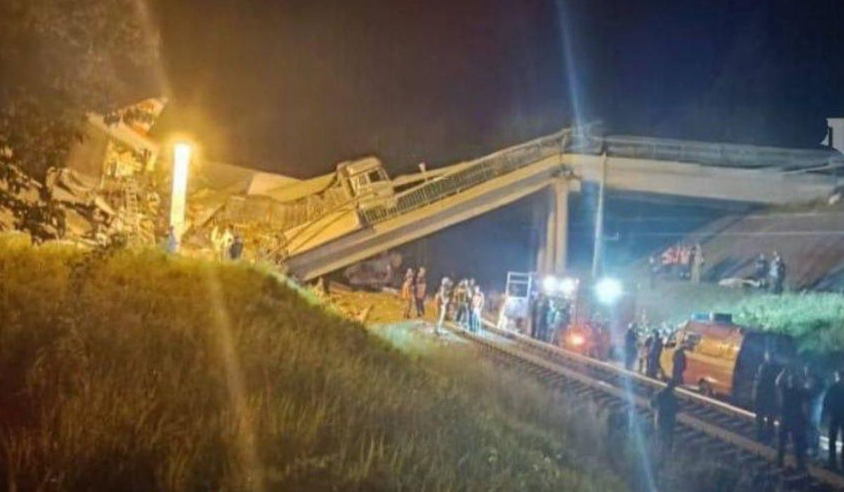 Cel puțin șapte morți și 66 de răniți după ce două poduri s-au prăbușit peste o cale ferată în Rusia, la granița cu Ucraina