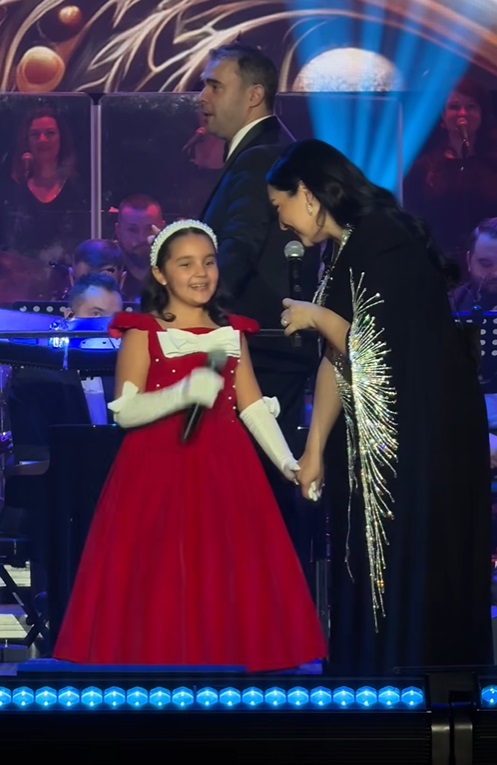Cum a apărut Eva Măruță la concertul Andrei din Bacău. Anunțul făcut de cântăreață când fetița ei a urcat pe scenă: „Vine o parte din inima mea”