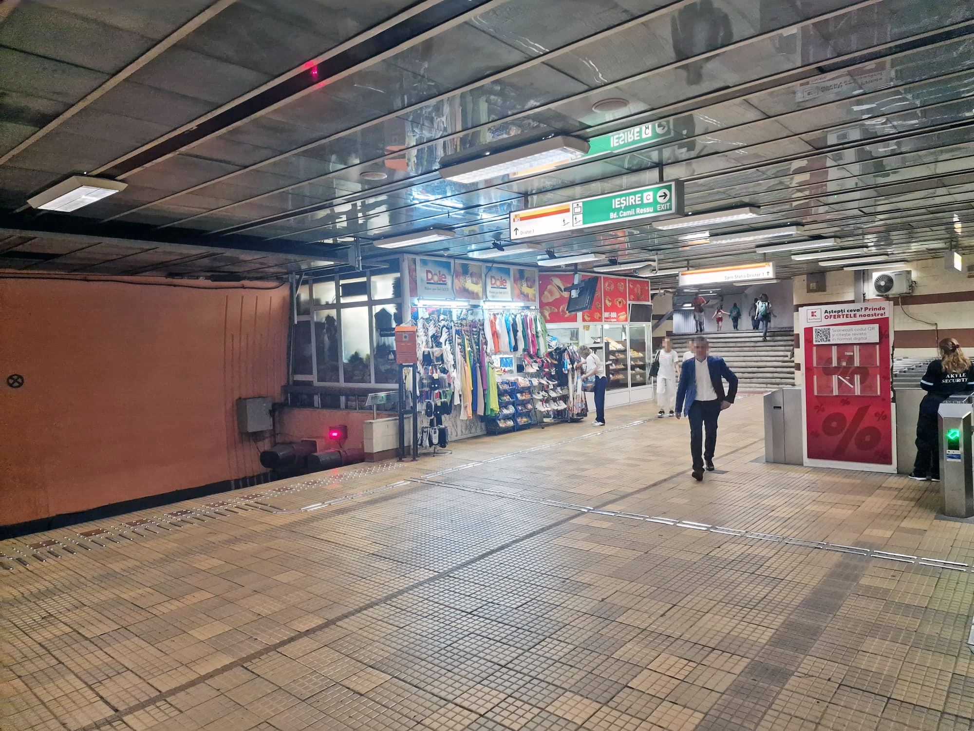 Câte chioșcuri de la metrou mai funcționează la doi ani de la „Operațiunea ranga”. Toate sunt în sectorul 3, deși primarul Negoiță a promis că „face curățenie”
