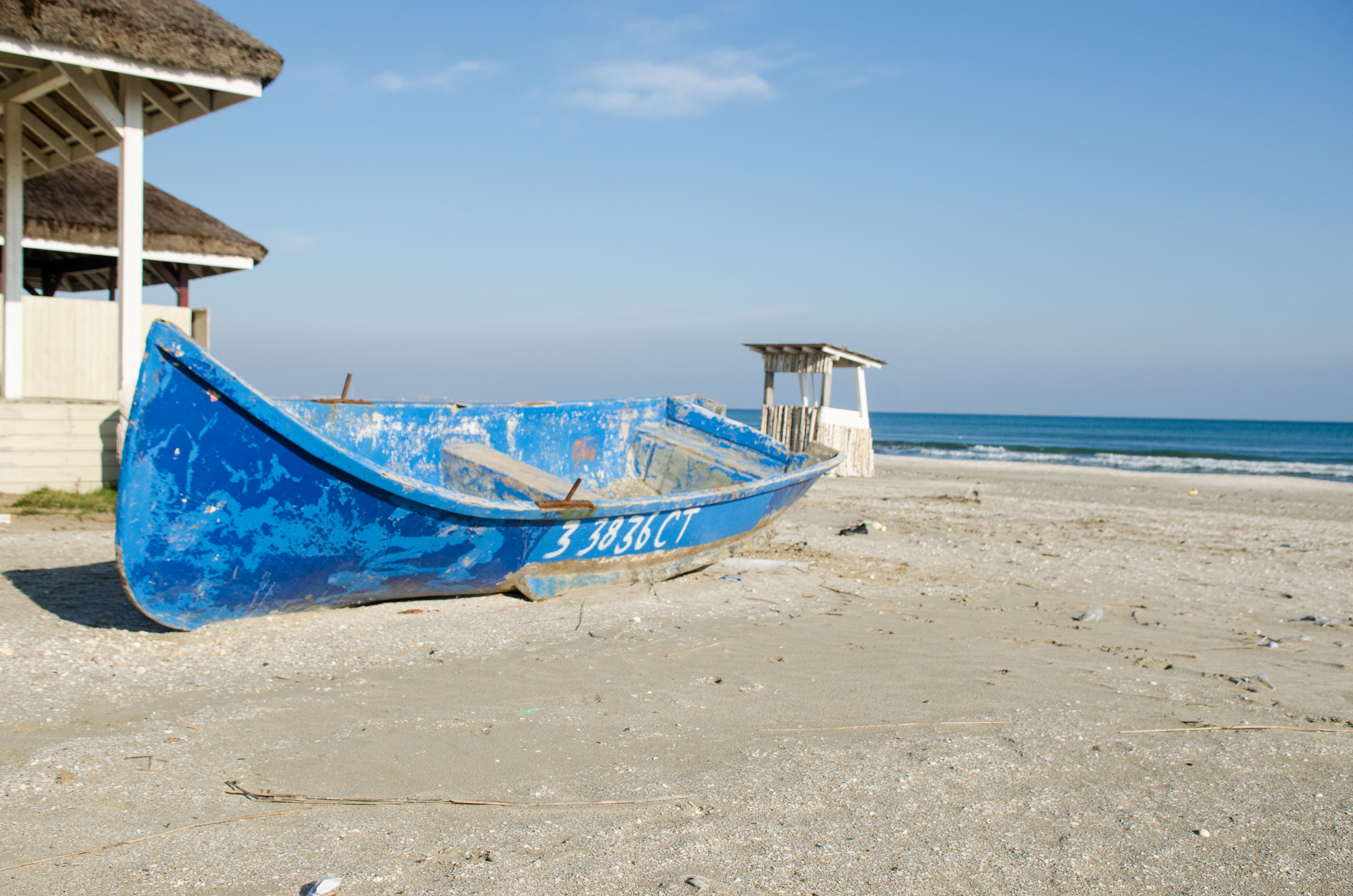 GALERIE FOTO/Ultima zi din an la malul mării. Plaja din Mamaia pe 31 decembrie, la 10 grade Celsius