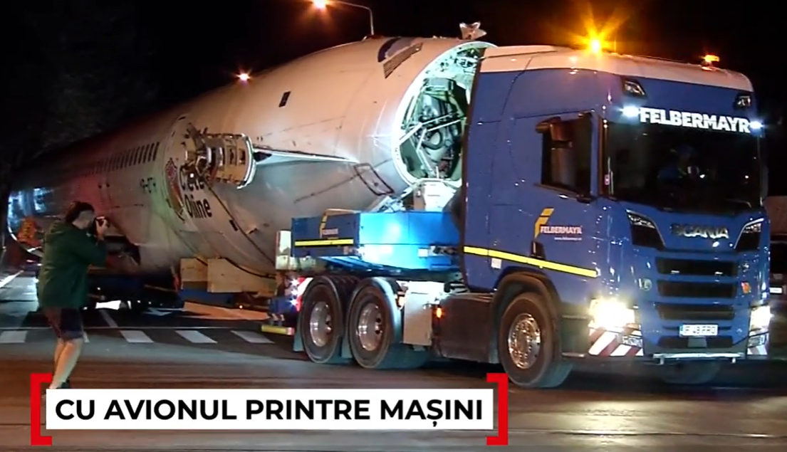 Cine e românul care a cumpărat cu 36.000 de euro un avion și ce plan are cu el. Aeronava, transportată pe străzile din București în noapte