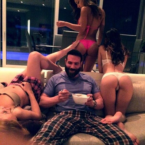 GALERIE FOTO&VIDEO / Un mare jucător de poker american dezbracă femeile, apoi le învață meserie! 
