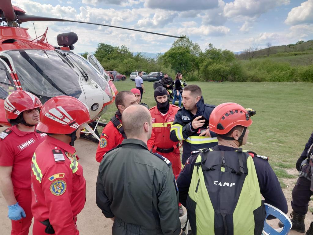 Misiune de salvare dificilă în Alba, după ce doi copii s-au răsturnat cu ATV-ul într-o râpă. Care e starea victimelor
