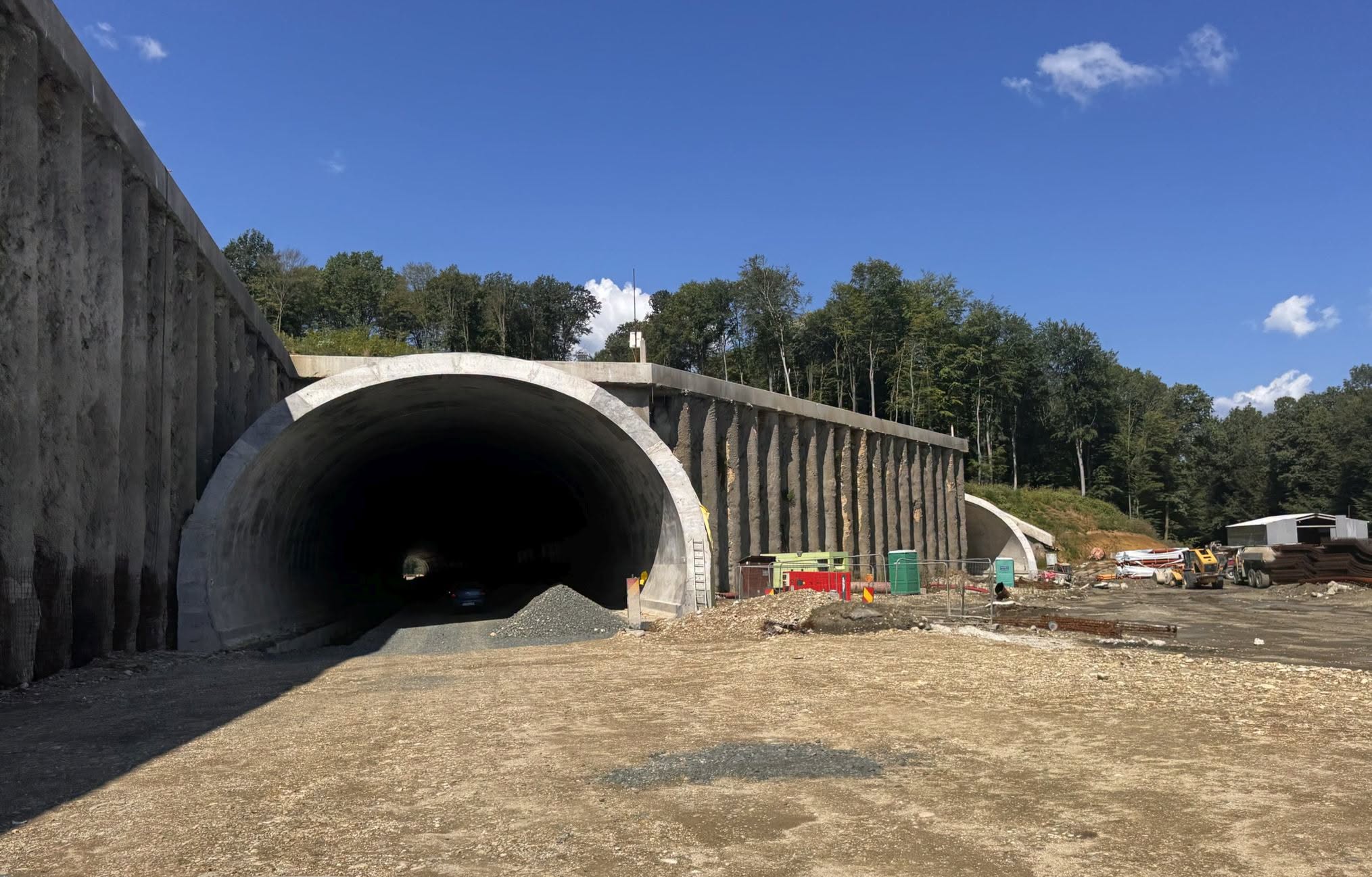 Noutăți de pe lotul cu tuneluri de pe A1 Margina - Holdea: pe șantier se instalează propria uzină de grinzi și o stație de asfalt