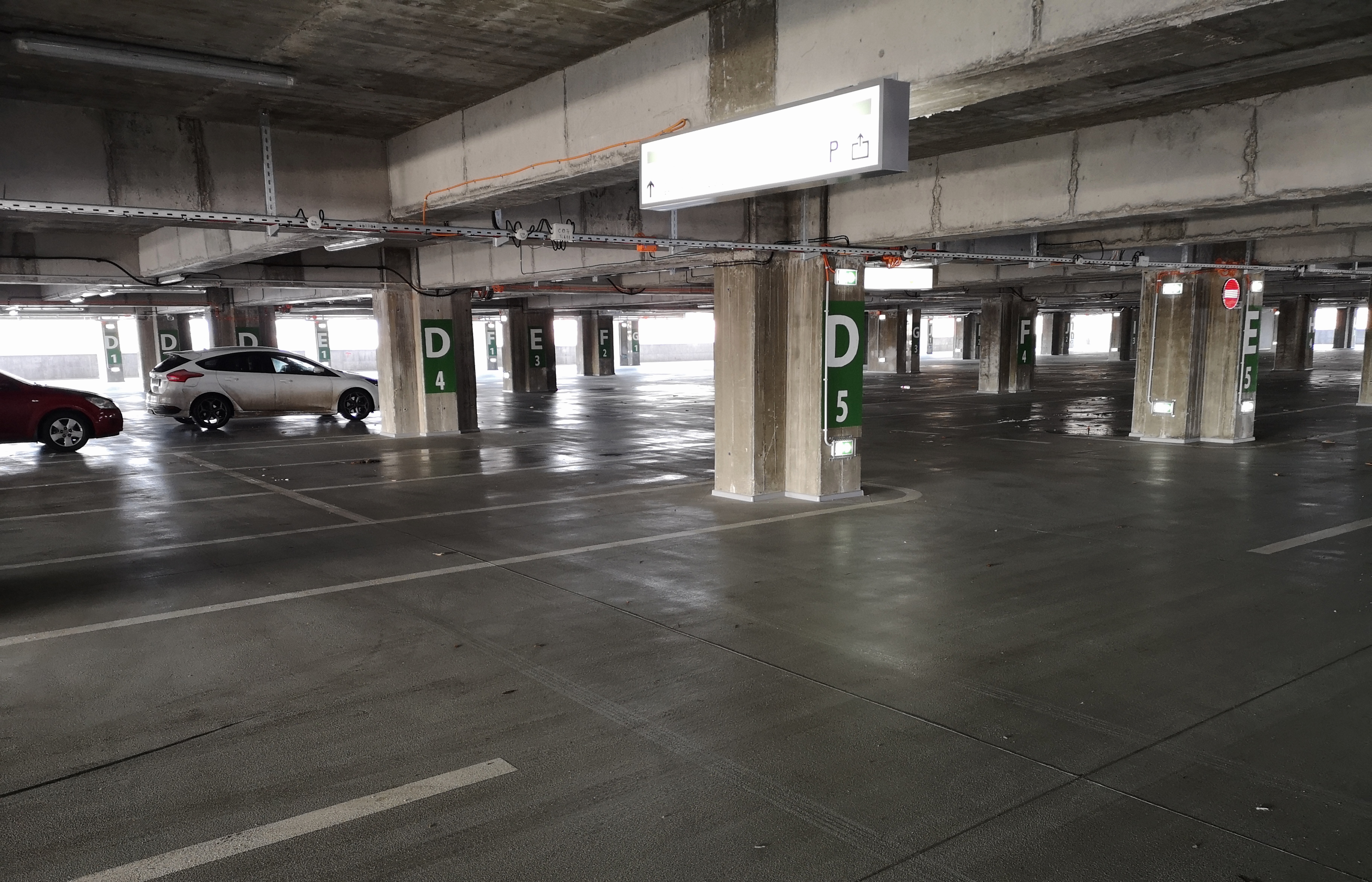 FOTO | Parcarea de 365 de milioane de lei zace goală. Șoferii aleg să parcheze lângă clădirea Străulești inaugurată acum două luni