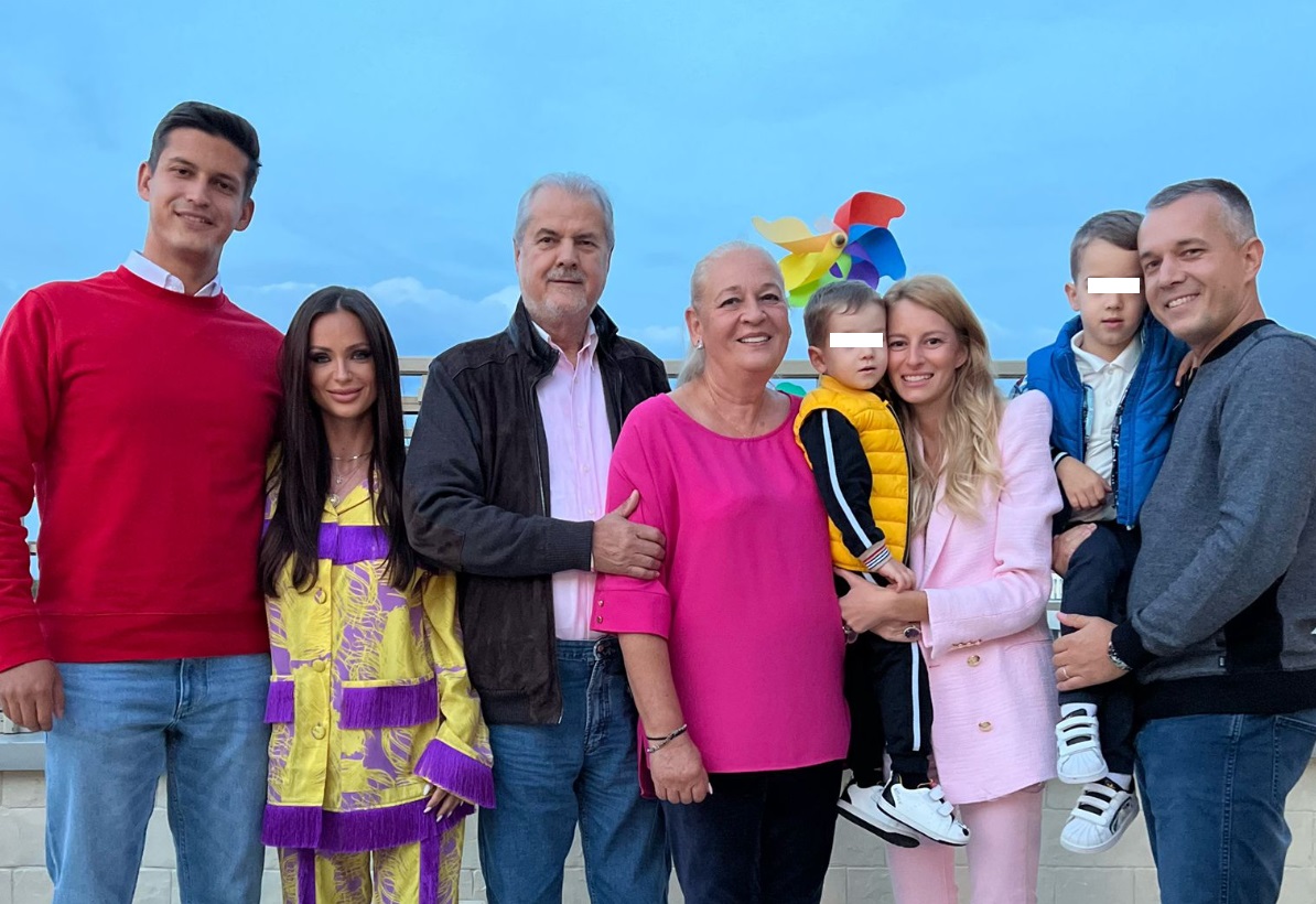 Imagine rară cu Adrian Năstase și familia sa. A împlinit 75 de ani și a apărut alături de soția Dana, băieții Mihnea și Andrei și soțiile lor