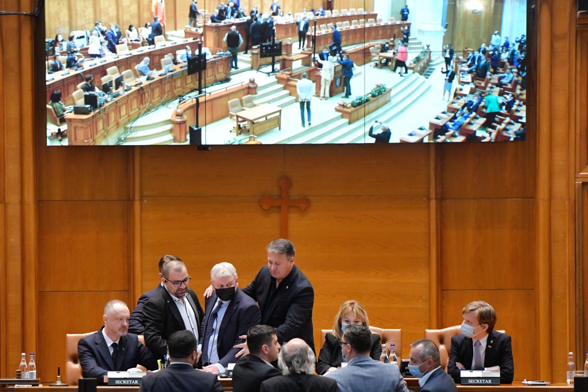 Cîțu: Vreau să văd că autoritățile îi amendează pe parlamentarii AUR care nu au purtat mască în Parlament