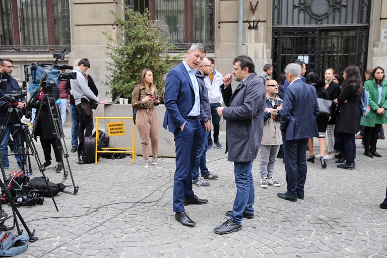 FOTO | Alianţa USR-PLUS a depus la BEC 500.000 de semnături, pentru alegerile europarlamentare. Cioloş: "Propunem românilor o adevărată alternativă politică"