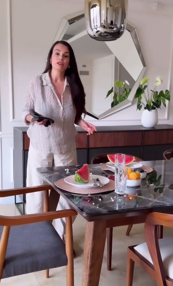 Anca Serea, noi imagini din casa în care locuiește cu Adi Sînă: „Are șapte dormitoare și șapte băi”. Cum arată vila de lux