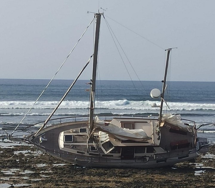 Két és fél éve hajótöröttként él Imre egy szigeten, egyedül próbálja újjáépíteni vitorlását