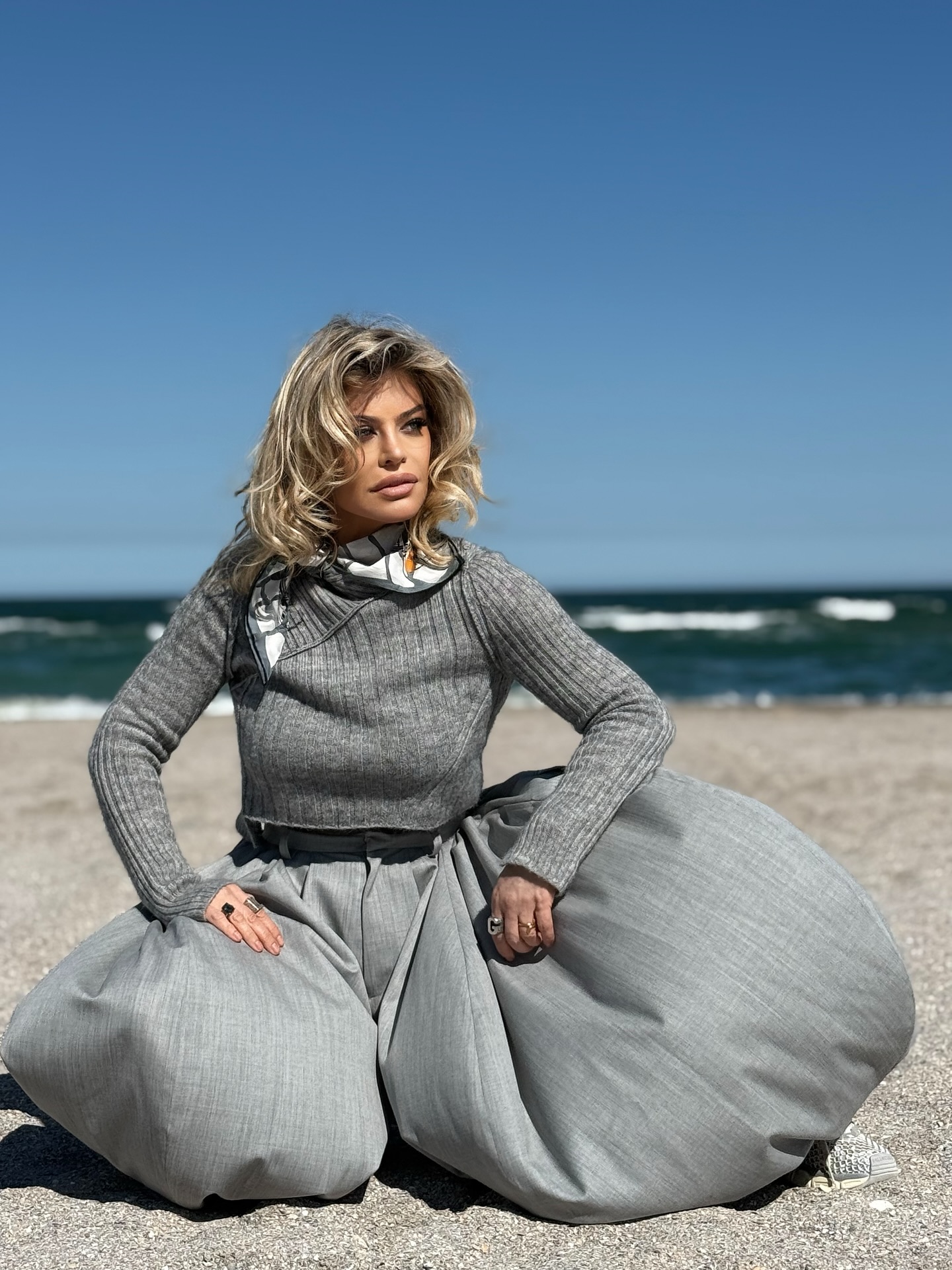 Loredana Groza, în pantaloni-gogoșari la plajă. Apariția cântăreței a fost comentată de fani: „Talentată, sexy și mereu cool”