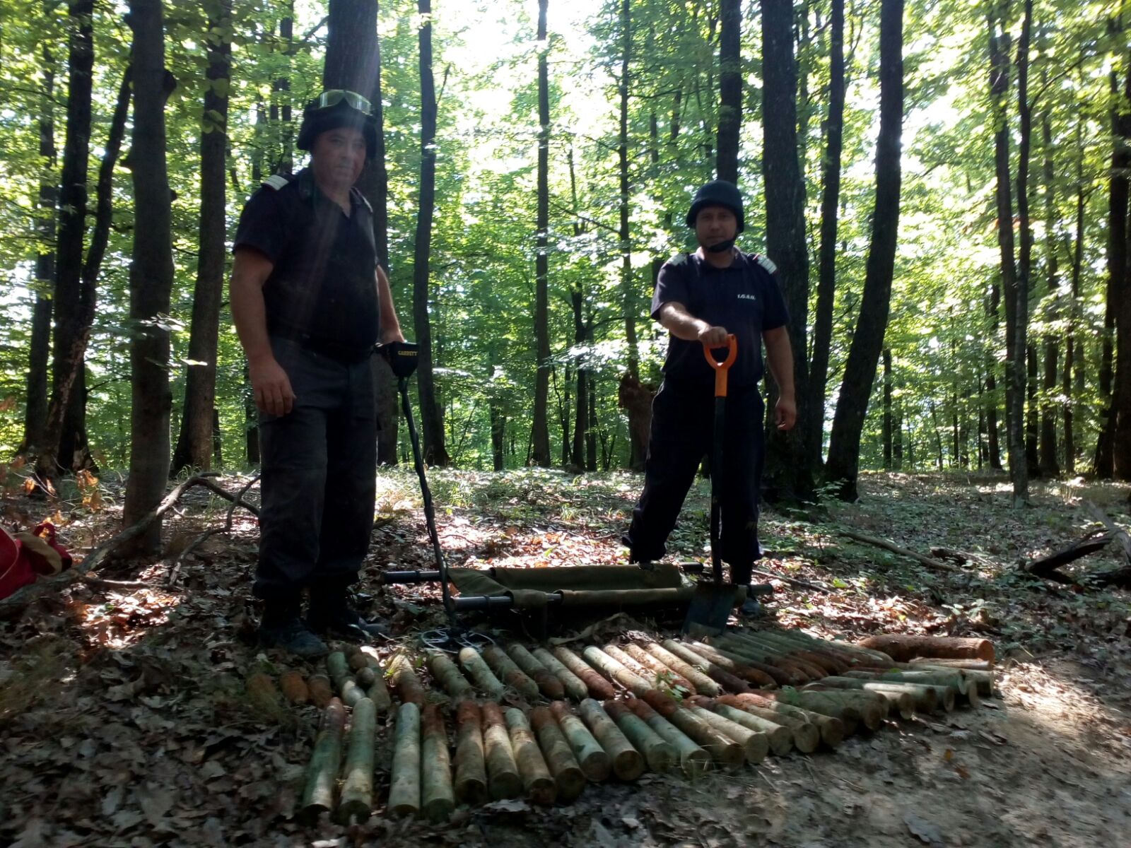 FOTO/ Căutatorul de comori din Vrancea care a găsit grenade și cartușe zilele trecute a descoperit luni un adevărat arsenal