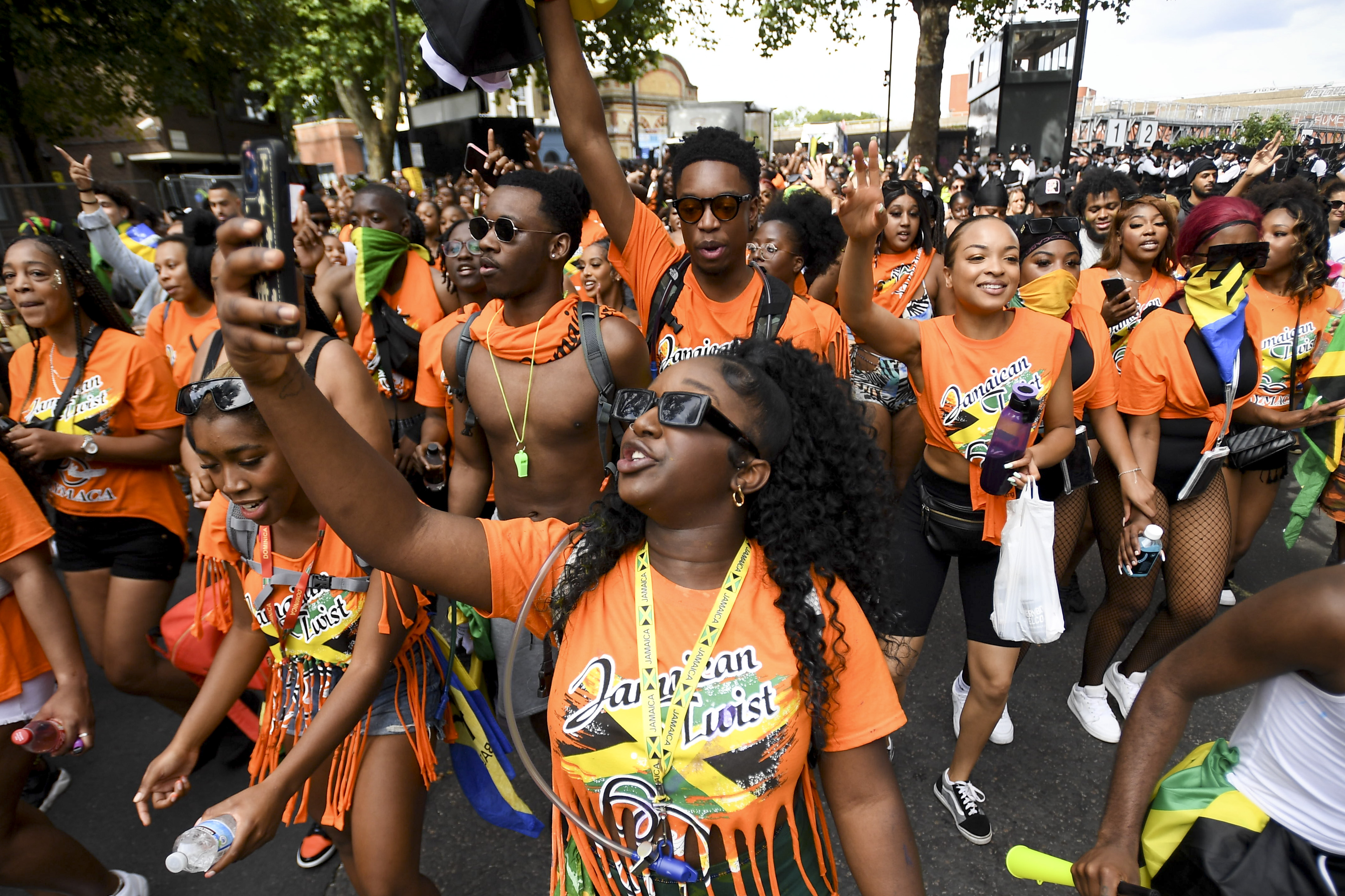 Carnavalul Notting Hill a revenit pe străzile din Londra, pentru prima dată de la începutul pandemiei. Imagini de la defilări