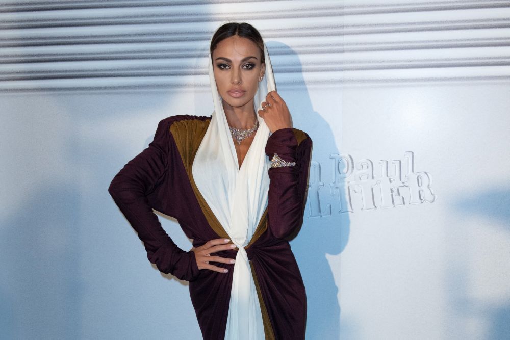 Mădălina Ghenea a strălucit la Paris Fashion Week. Ținuta purtată de frumoasa româncă a atras privirile tuturor
