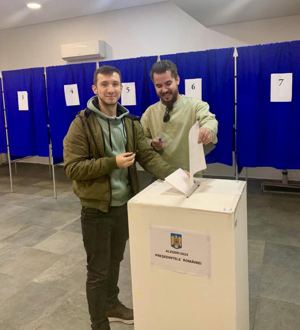 Imagini cu românii care au votat în diaspora la alegerile prezidențiale. Cel mai vârstnic alegător are 100 de ani