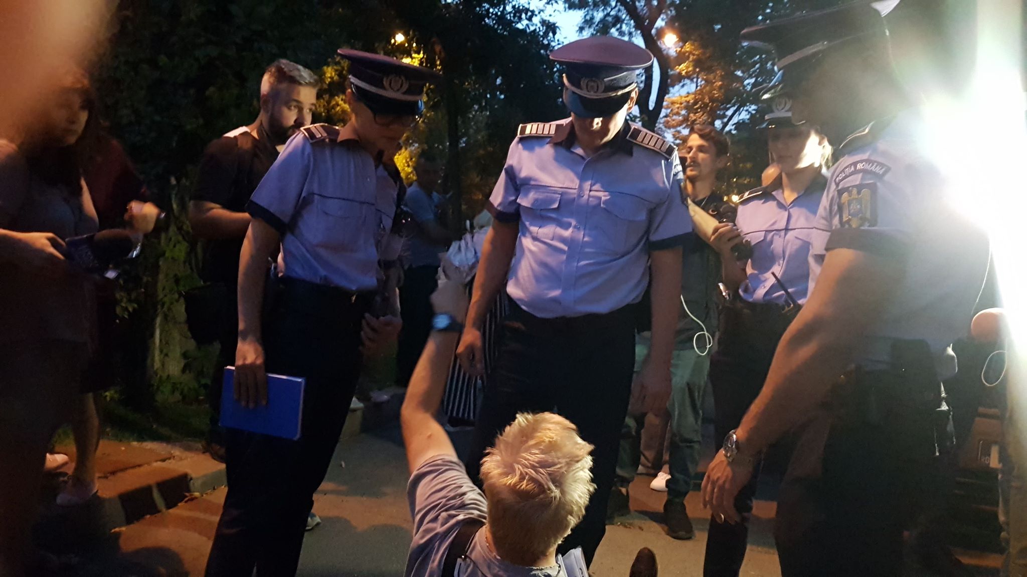 VIDEO | Protestatarul Marian Moroșanu, zis Ceaușescu, a fost încătușat în fața sediului PSD! „Mi-e rău, m-ai apăsat pe inimă!”