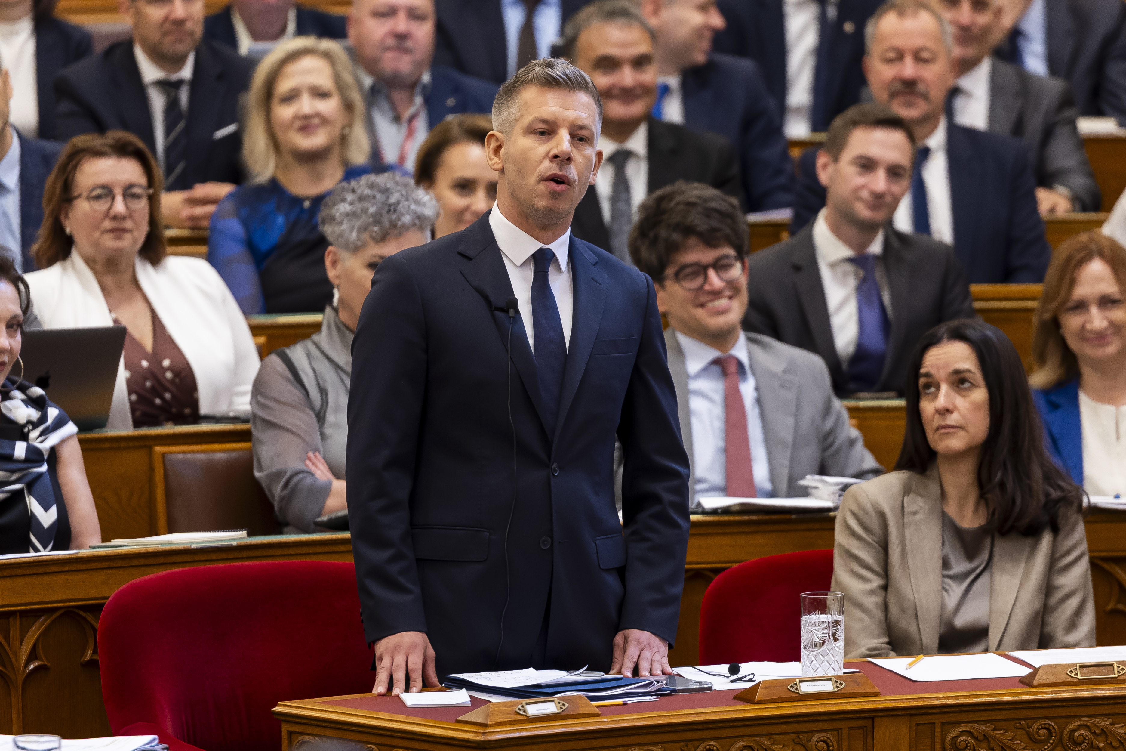 Magyar Péter kitette az oldalára a figyelmeztetést - lett alatta egy olyan komment, ami az eddigi legjobb ötletnek tűnik a képviselők 12 éves választhatósági korlátjára