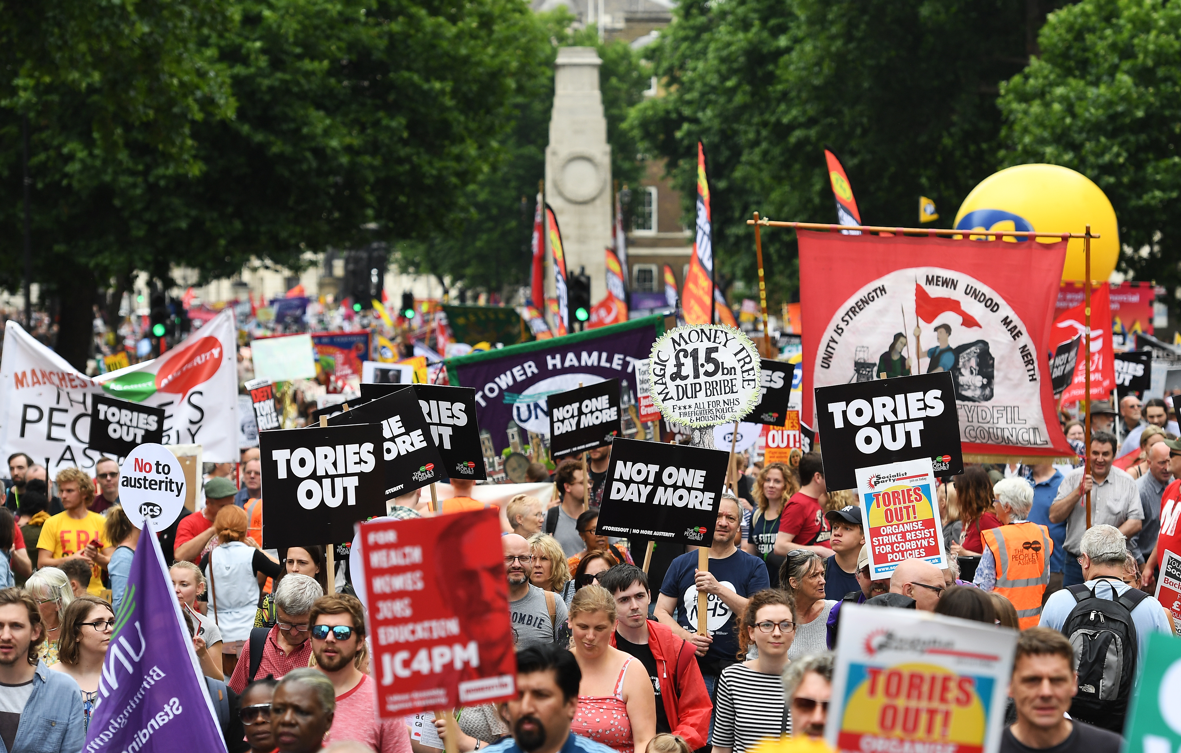 Proteste față de măsurile de austeritate în Londra. Miniștrii britanici fac presiuni asupra premierului Theresa May