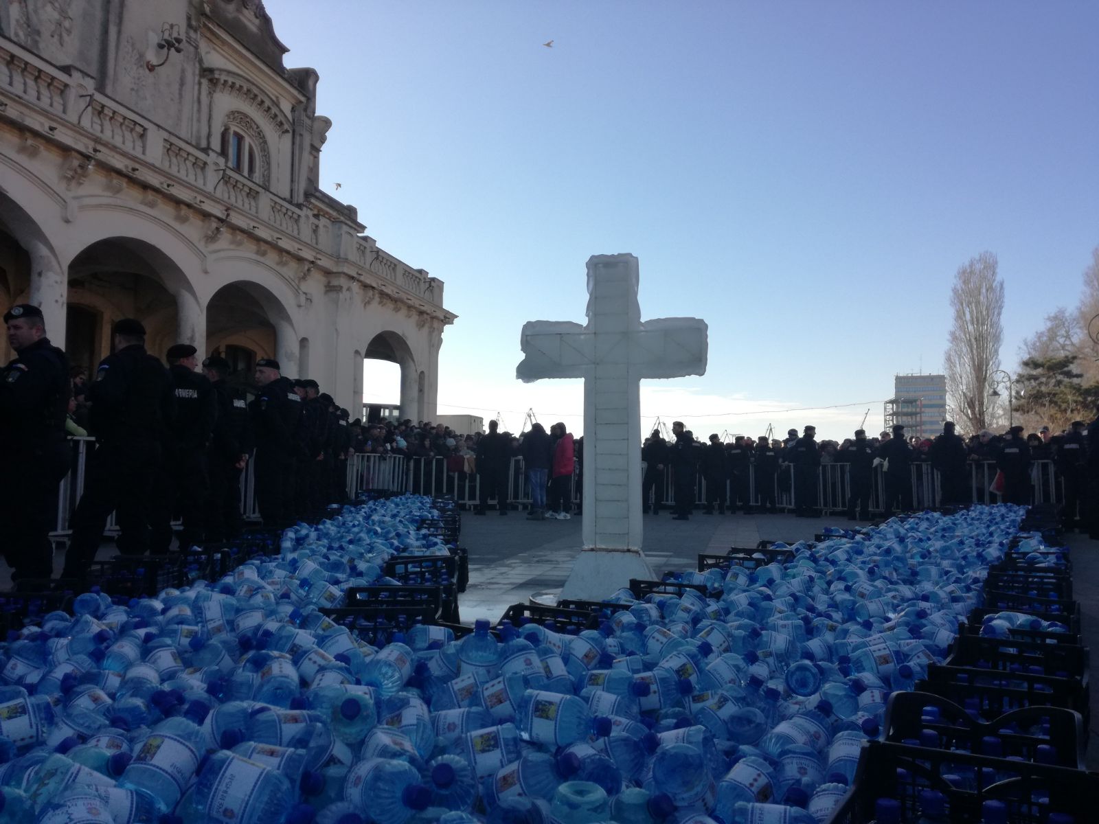 VIDEO: Peste 10.000 de oameni s-au călcat în picioare pentru agheasmă, la Constanța. În loc de gerul Bobotezei, o vreme de primăvară