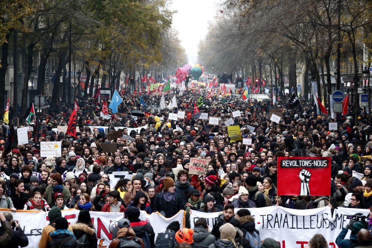 Lupte de stradă la Paris. Franța, paralizată de 1,5 milioane de oameni care au participat la o grevă  masivă provocată de reforma pensiilor