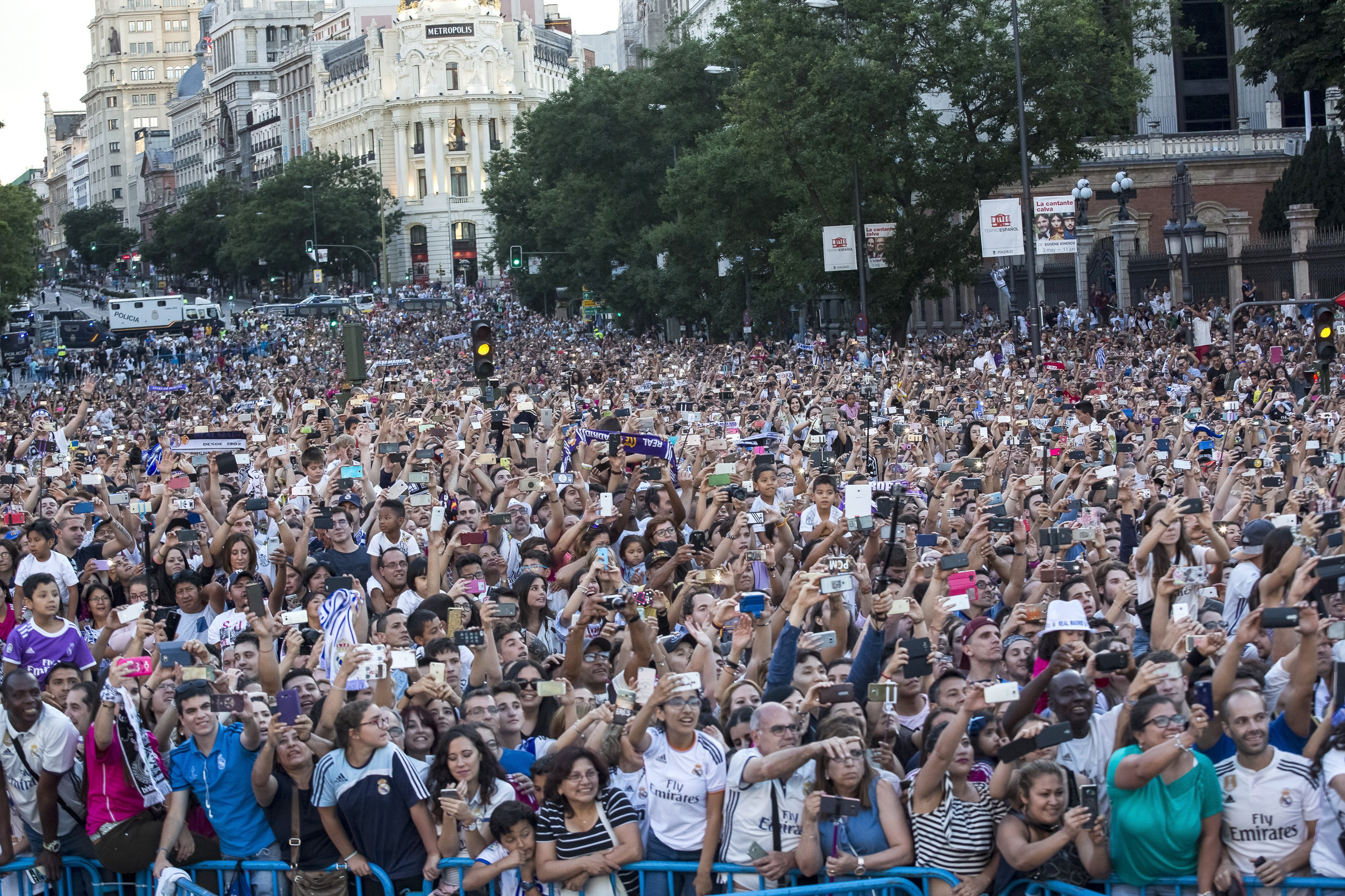 Fotbaliștii lui Real au fost primiți ca niște eroi la Madrid. Mii de fani au ieșit pe străzi să vadă trofeul Champions League / FOTO&VIDEO