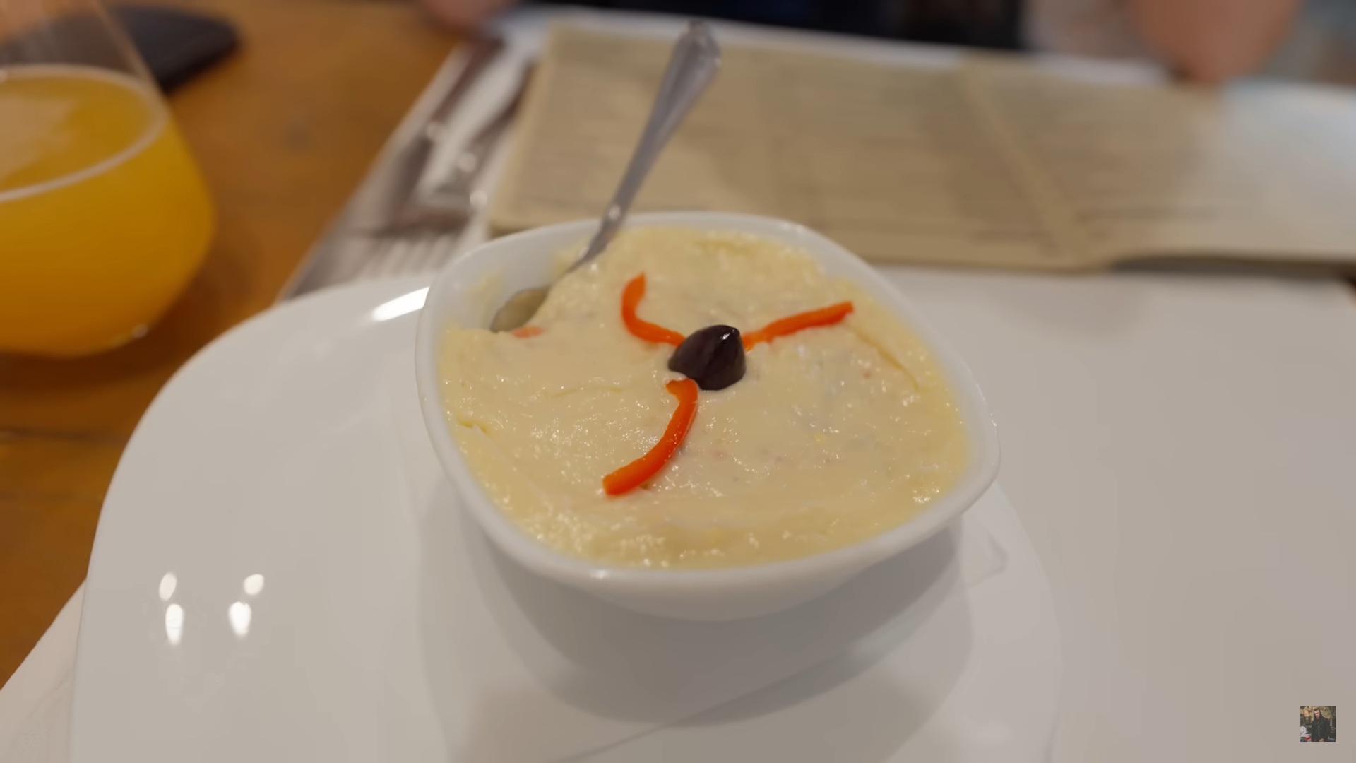 Cât costă o porție de salată de boeuf la restaurantul lui Mircea Dinescu din București: „Testăm și ne dăm cu părerea”