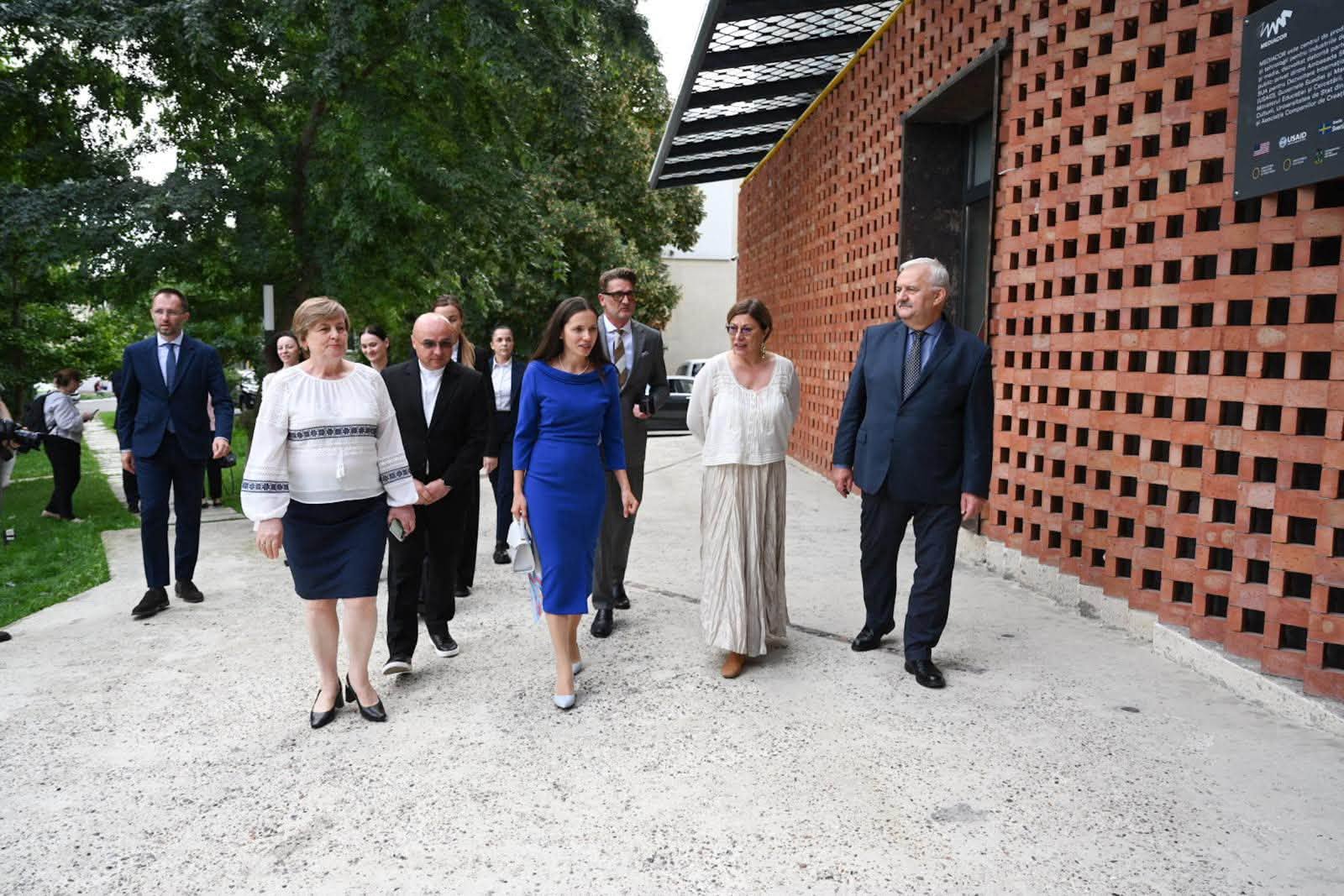 Imagini cu apariția Mirabelei Grădinaru la Chișinău. Partenera lui Nicușor Dan a ales o ținută în ton cu Maia Sandu