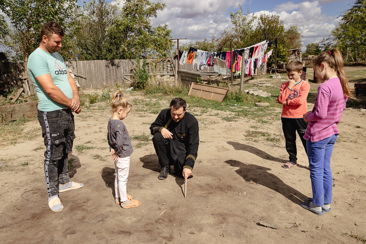 REPORTAJ. Noul proiect caritabil al părintelui Balaban: casă renovată pentru o familie cu patru copii, dintre care unul bolnav