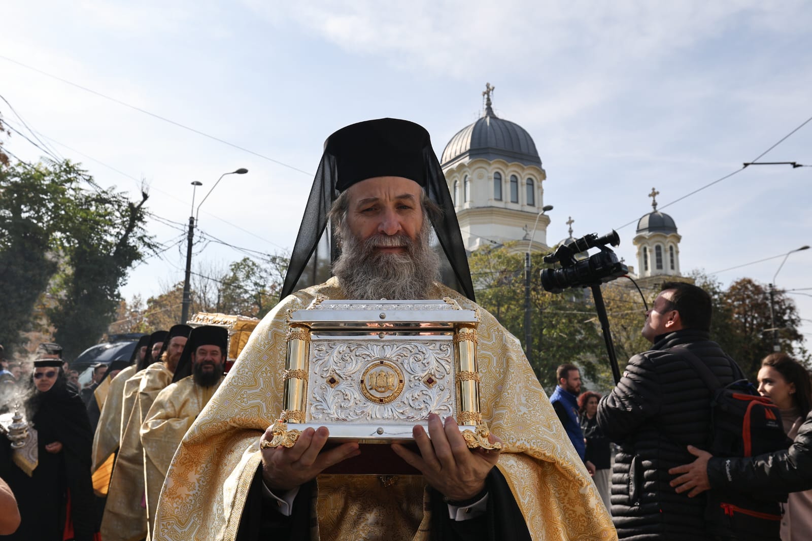 Procesiune religioasă în București, cu moaştele a cinci sfinți. Becali și Simion printre participanți. Programul sărbătorii Sfântului Dimitrie cel Nou