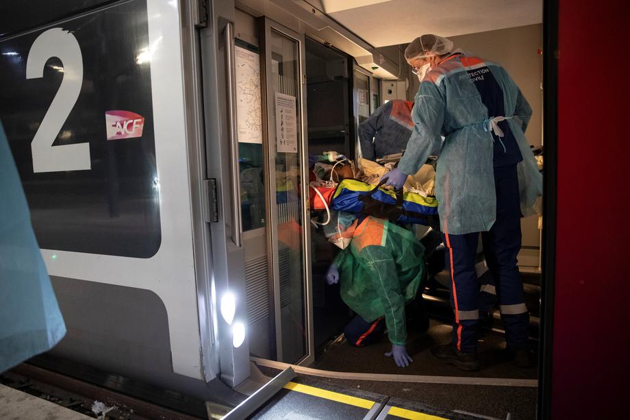 Franţa a transformat trenuri de mare viteză în ambulanţe. Cum arată acum vagoanele TGV-urilor