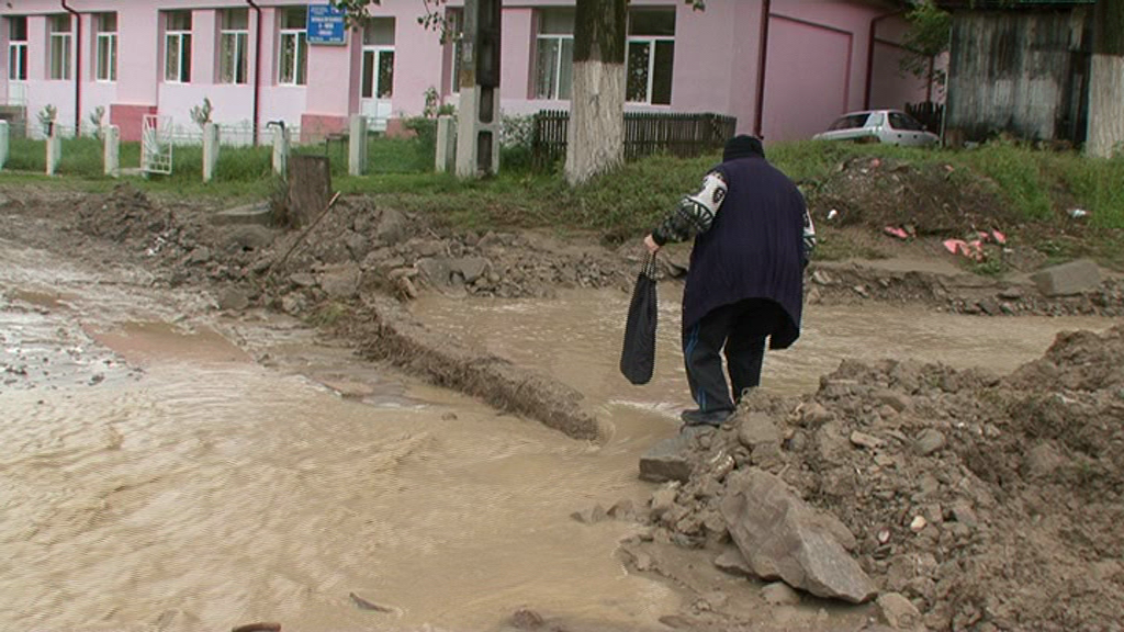 E prăpăd în țară din cauza inundațiilor! Pompierii au intervenit în peste 100 de cazuri FOTO&VIDEO
