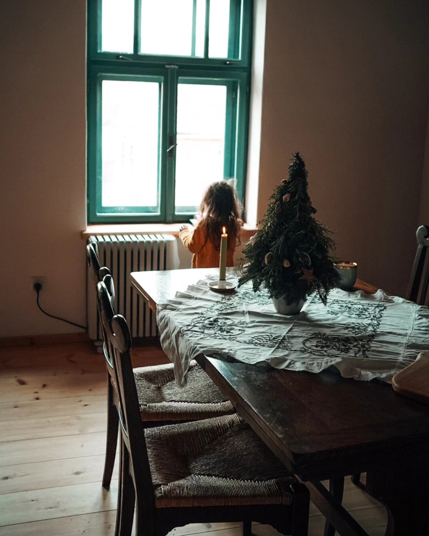 Imagini din casa de la Viscri a Danei Rogoz, decorată de Crăciun. Bradul l-a așezat pe masa din bucătărie, iar coronița a pus-o pe poartă