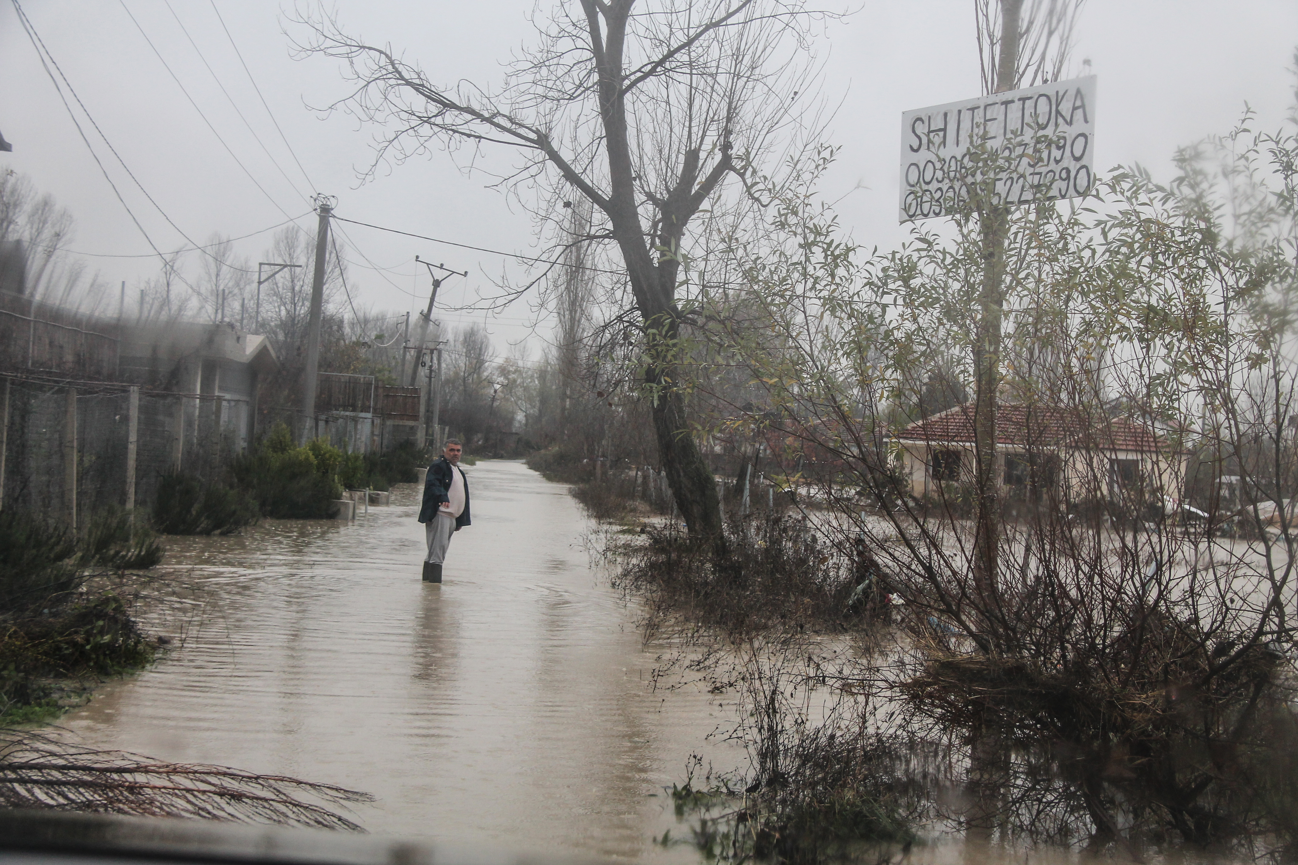FOTO | Inundații devastatoare în Albania. O persoană a murit și alte două au fost rănite