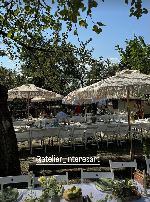 Imagini de la botezul celei de-a patra fetițe a Laurei Cosoi. Evenimentul a avut loc în Maramureș, iar invitații au primit mâncare gătită la ceaun