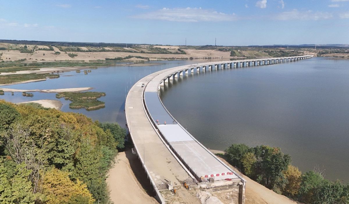 540 de muncitori cu 305 utilaje lucrează la Autostrada A3, pe secțiunea Suplacu de Barcău – Chiribiș