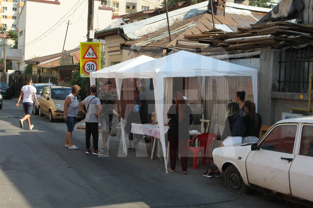 Hăinuțe de prințesă și patru sicrie albe, la morgă. Alexandra Braunstein și fetițele ei merg acasă pentru ultima dată / GALERIE FOTO