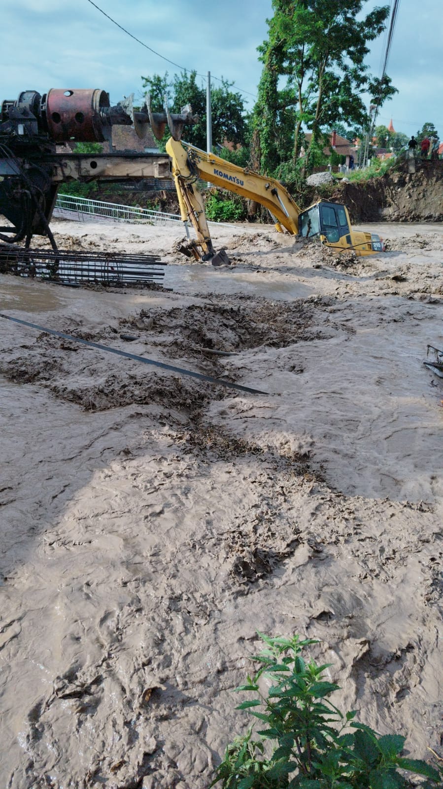 Un pod în construcție a fost distrus de viitură, în Covasna. Rupere de nori duminică de dimineață, utilaje grele luate de ape