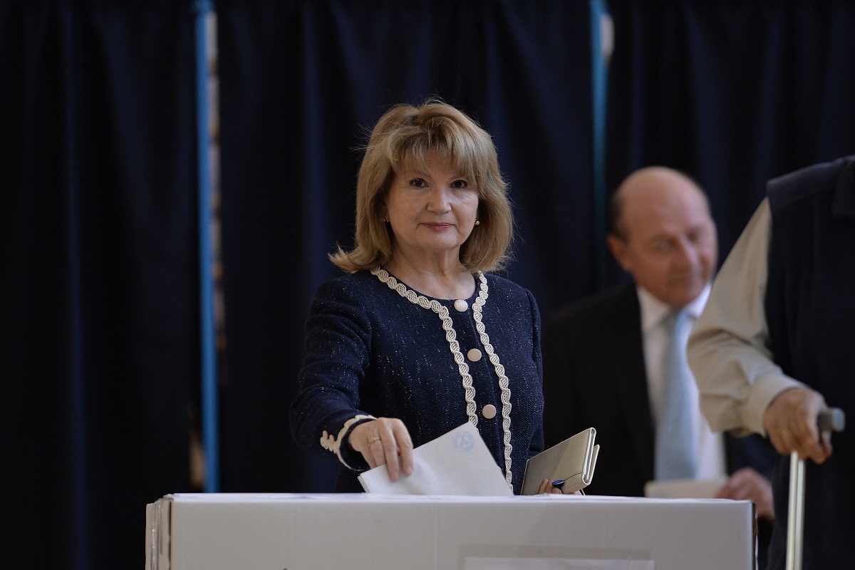 Maria Băsescu a împlinit 71 de ani. Cum îi comentează Cătălin Botezatu aparițiile: „Este printre puținele doamne ale lumii care s-au remarcat printr-o atitudine superbă”