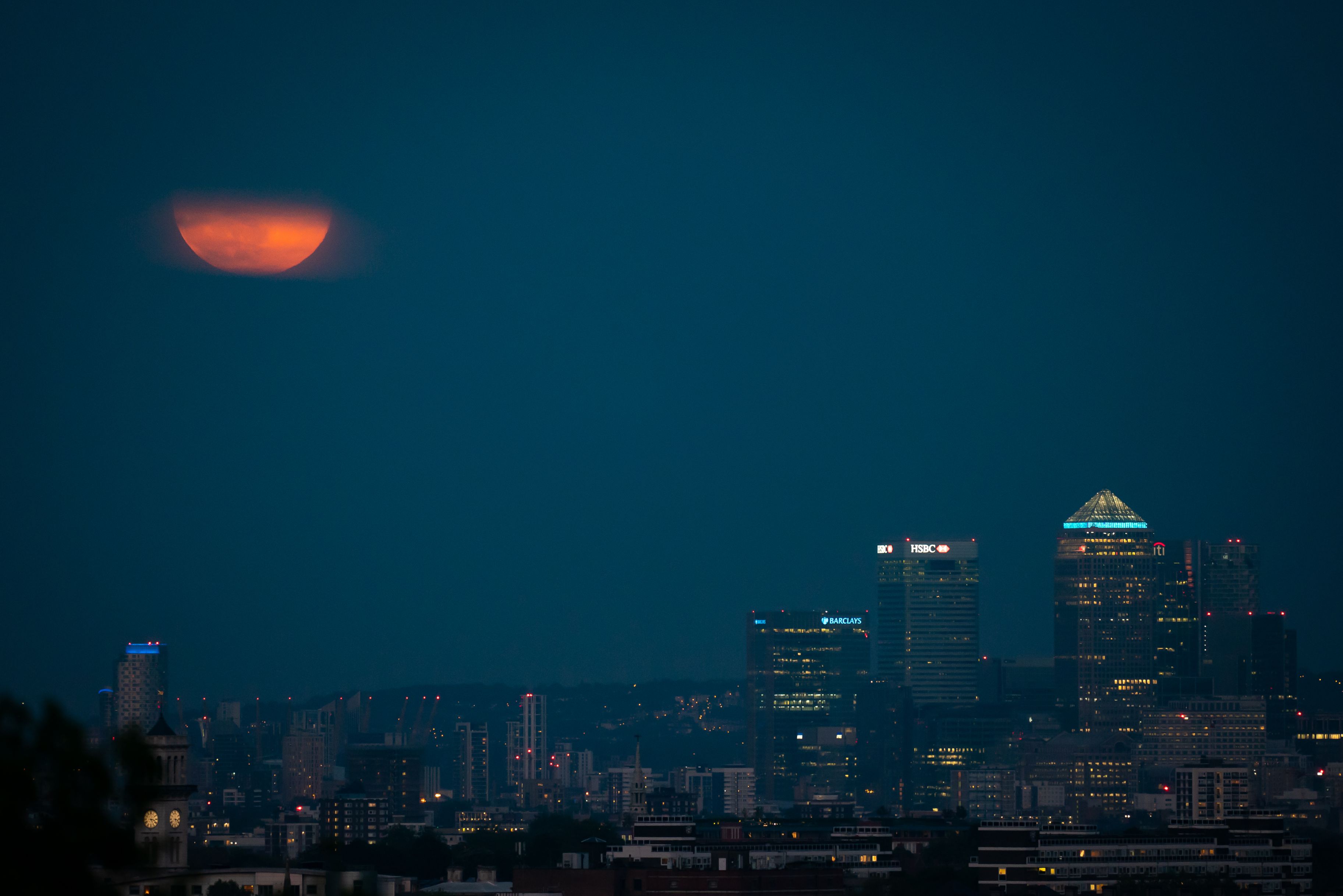 VIDEO | Imagini spectaculoase cu superluna, ultimul fenomen astronomic de acest fel din anul acesta