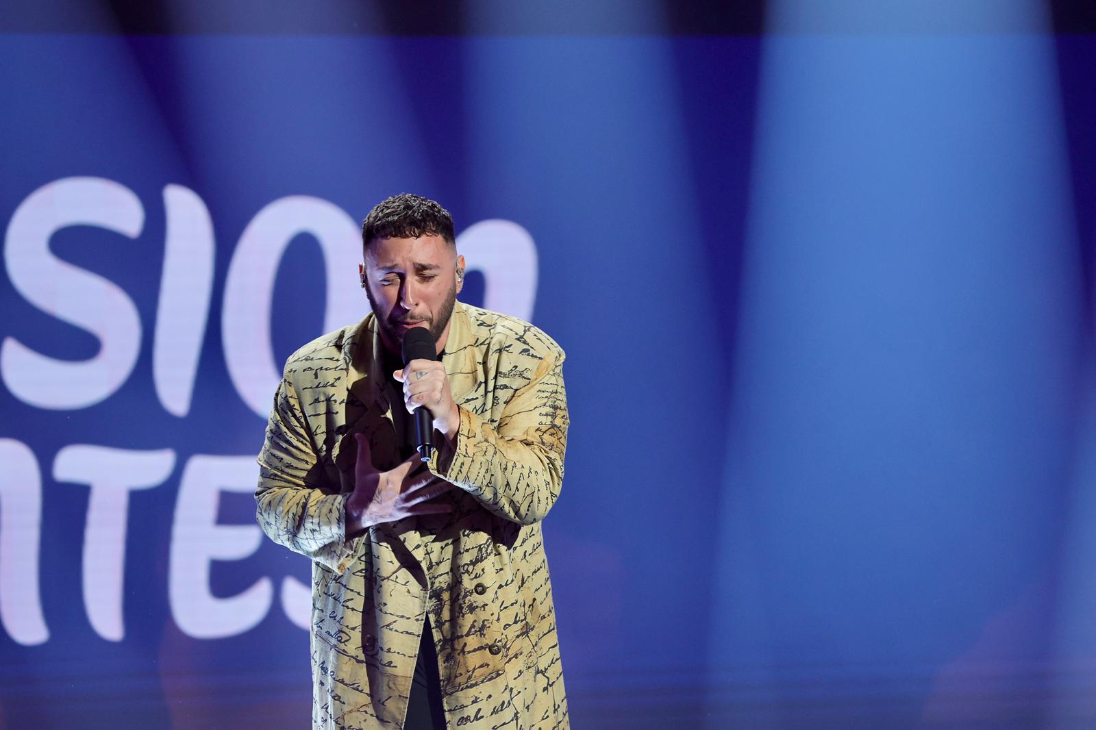 Cum sună melodia care speră Robert Lukian să-l ducă în finala internațională Eurovision 2026 de la Viena: „Fire to the lies”